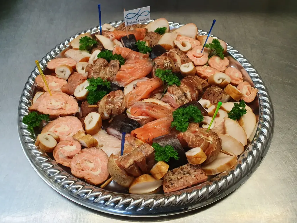 Hübsch angerichtete Fischplatte mit verschiedenen Fisch-Spezialitäten aus Kroppen in Brandenburg