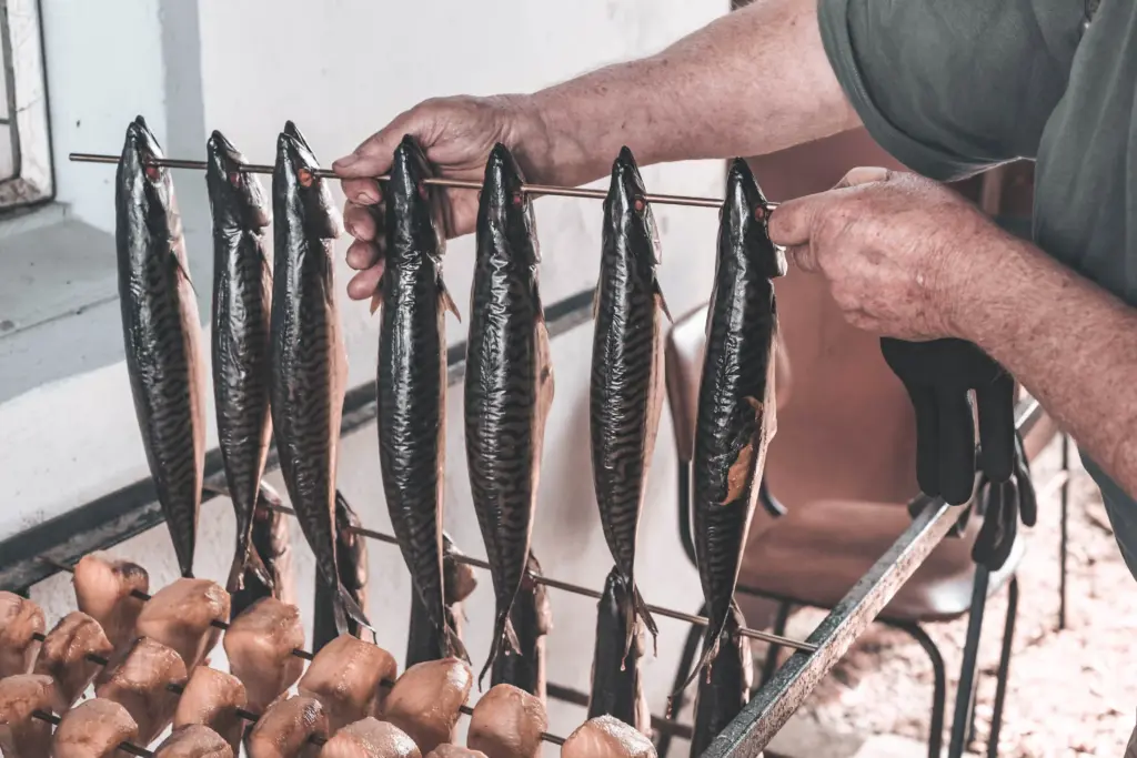Frischer Fisch in Brandenburg und Sachsen: Frisch geräucherte Makrelen auf einer Stange