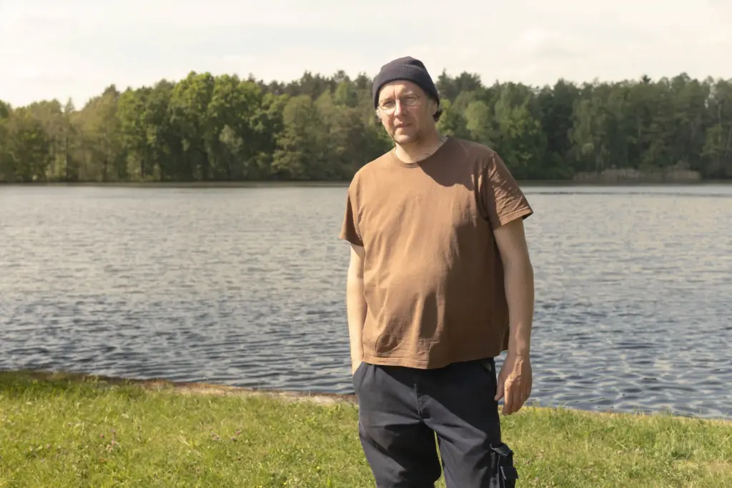 Jörg Sieber, Inhaber der Fischzucht Kroppen, an einem seiner Teiche stehend mit Blick in die Kamera