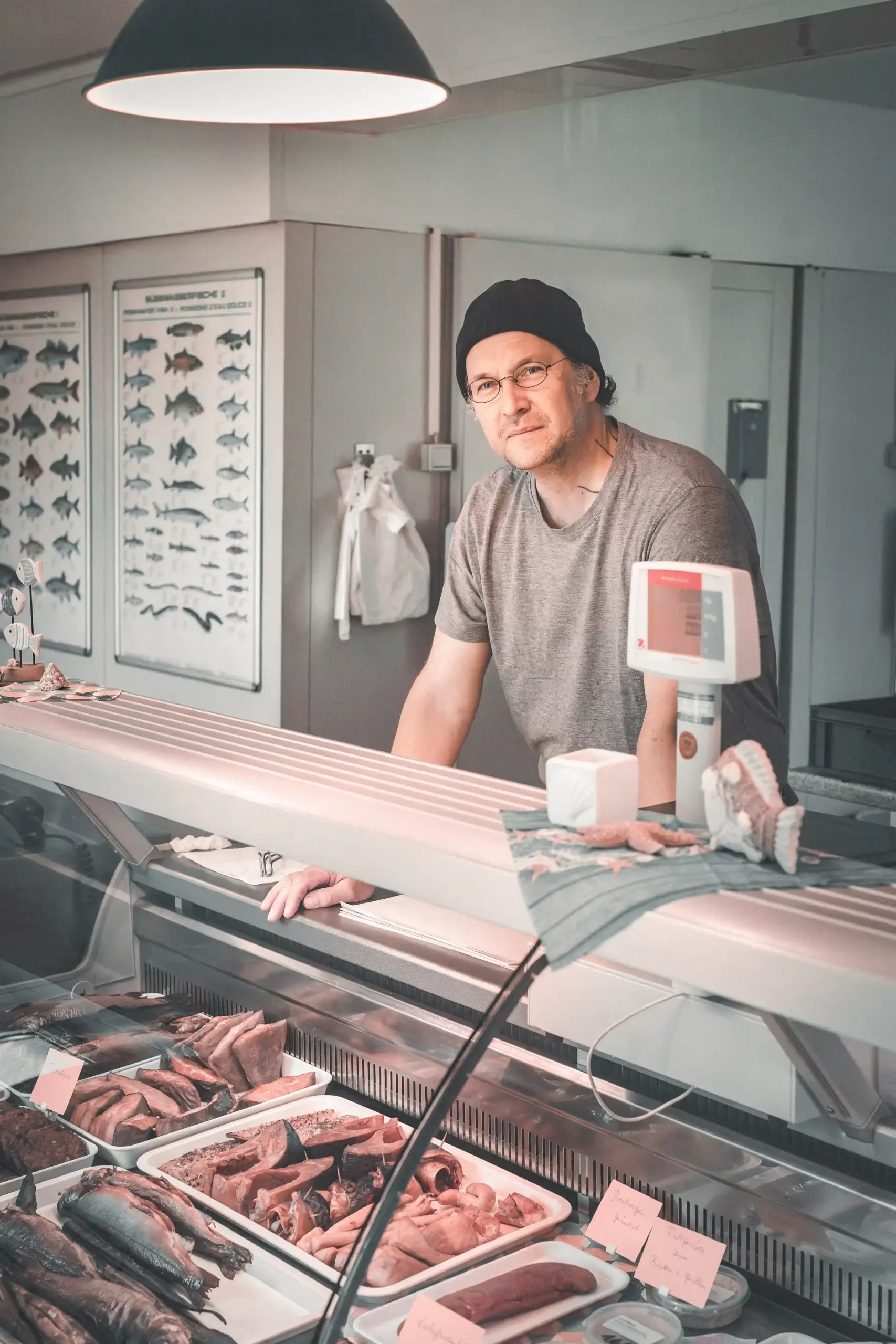 Jörg Sieber im Hofladen der Fischzucht Kroppen hinter der Theke