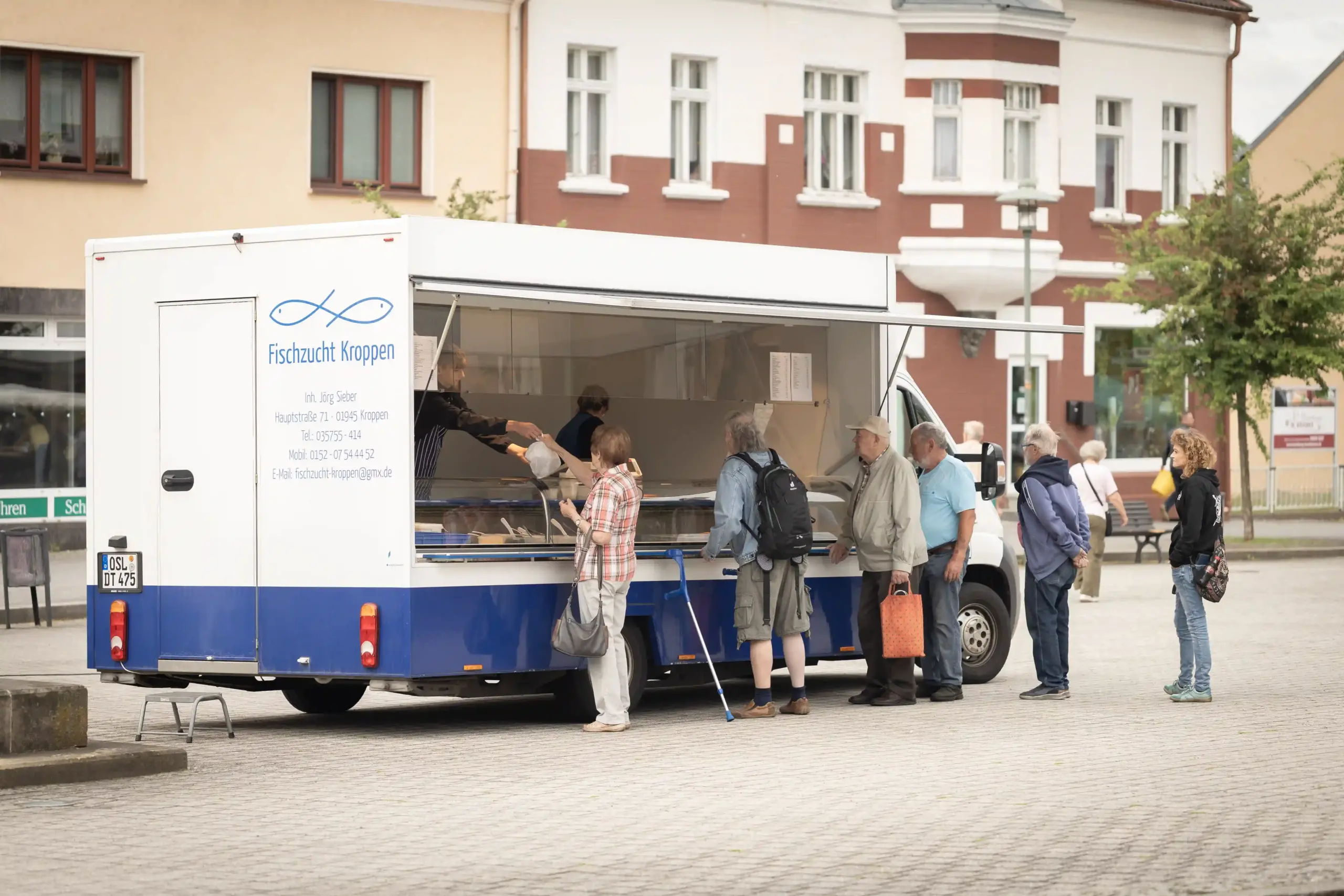 anstehende Kunden am Marktstand der Fischzucht Kroppen in Lauchhammer