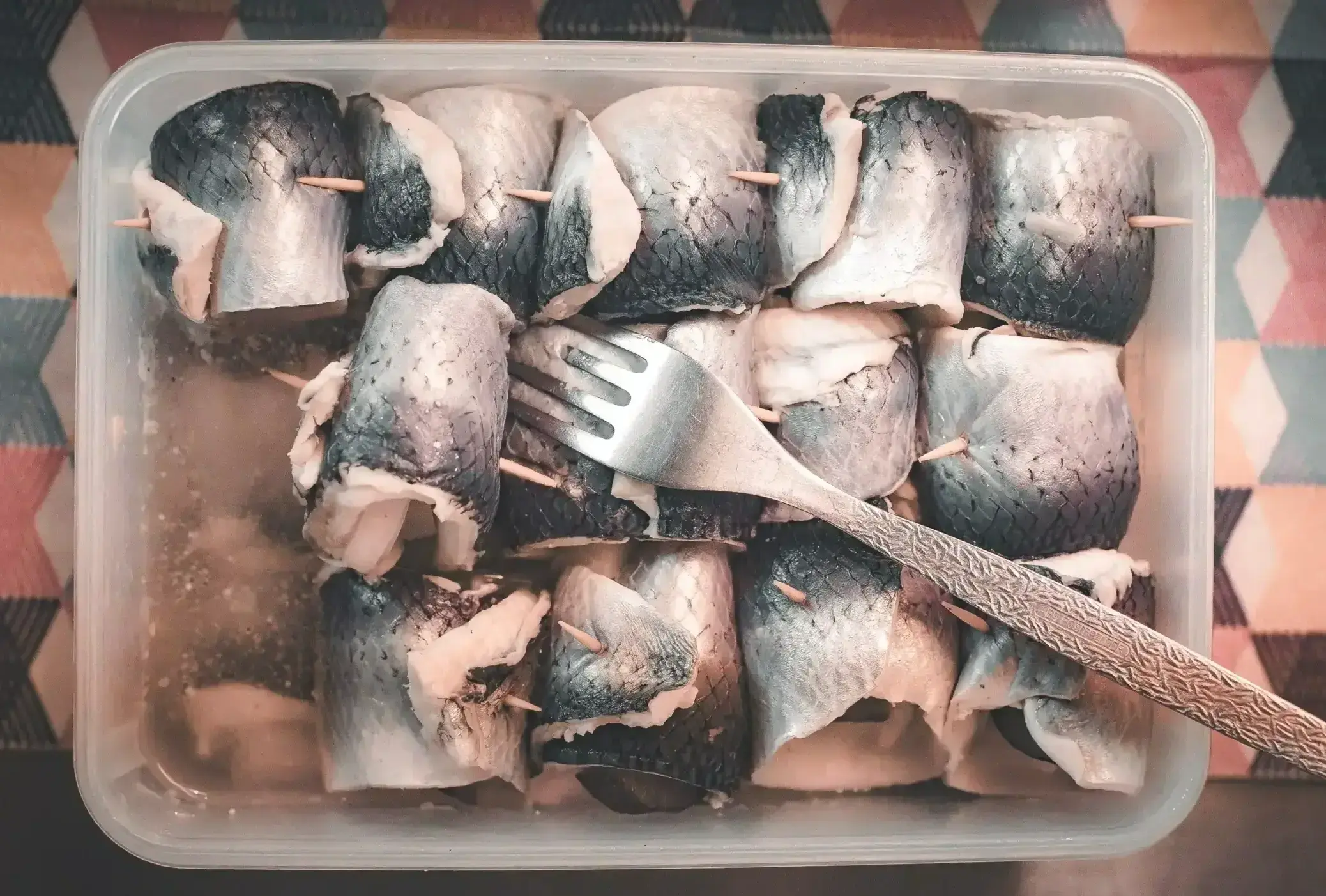 Rollmops in einer Schüssel mit einer Gabel im Hofladen der Fischzucht Kroppen